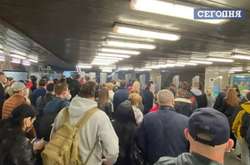 Після локдауну і вихідних пасажири штурмують київське метро (фото)