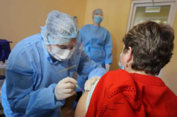 Ученые бьют тревогу из-за крайне низких темпов вакцинации в Украине
