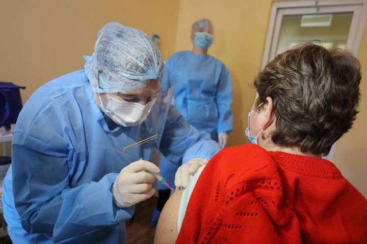 Вчені б'ють на сполох через вкрай низькі темпи вакцинації в Україні 