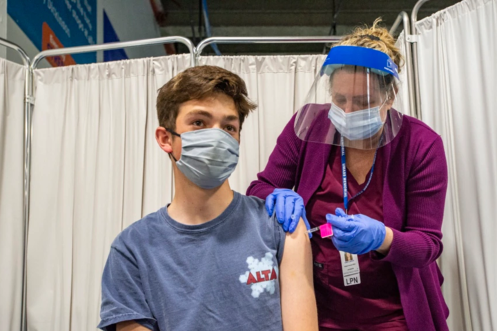 Канада першою у світі дозволила вакцинацію підлітків віком від 12 років