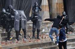 Протестувальники в Колумбії спробували взяти штурмом Капітолій (відео)