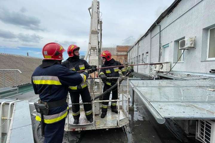 Масштабна пожежа у Вінниці: є загиблий, вогонь перекинувся на склади