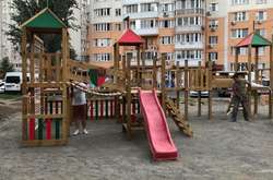 В Одесі чоловіки напідпитку напали на дитину на дитячому майданчику (відео)