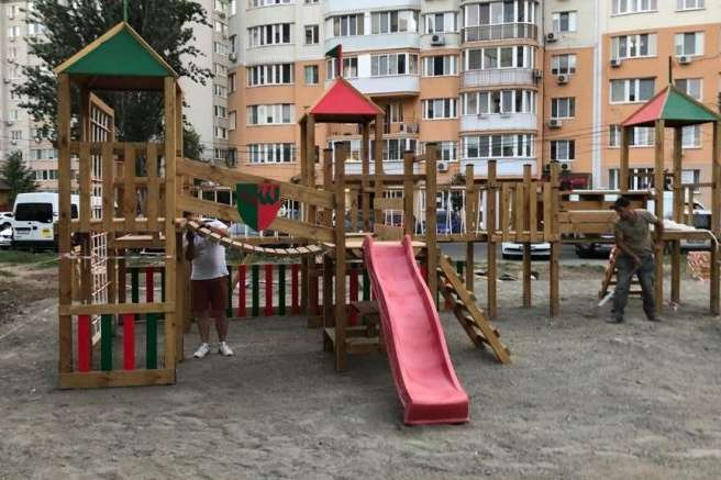 В Одессе мужчины в нетрезвом состоянии напали на ребенка на детской площадке (видео)