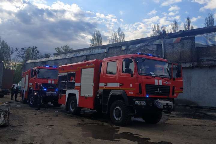 Серйозна пожежа в Києві: горів столярний цех (фото)
