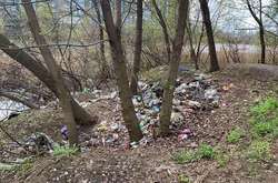 У квітні  біля озера Синятин на Осокорках активісти та комунальники прибрали купи сміття 