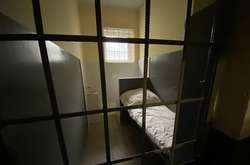 Жінку виявили мертвою в кімнаті для затриманих