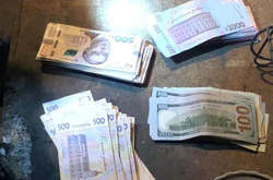 Поліцейський заволодів сумкою потерпілого зі значною сумою грошових коштів