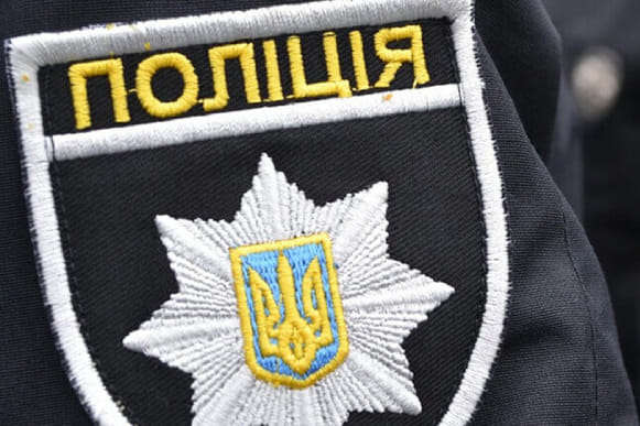 В Києві поліціянт обікрав людину і поділився краденим з колегами