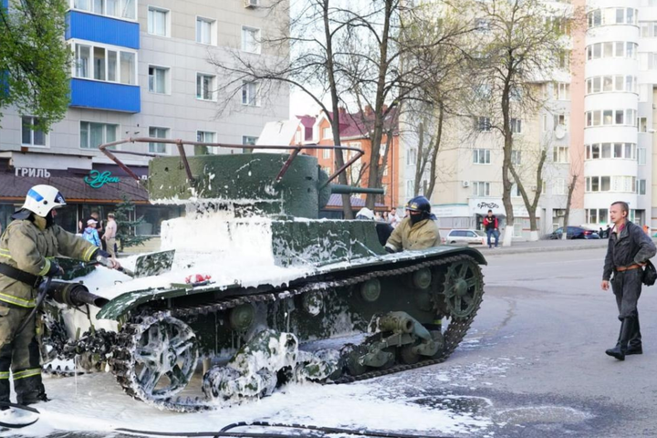 У Росії на репетиції параду спалили танк (відео)