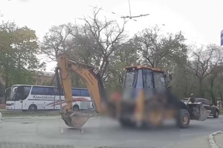 В Одесі оштрафували водія трактора, який повз, відштовхуючись від дороги ковшем