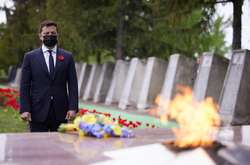 На Луганщині Володимир Зеленський відвідав меморіал «Україна – визволителям»