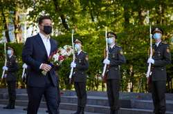 Поліція, вибухотехніки і металодетектори у парку Слави – Зеленський поклав квіти до Вічного вогню