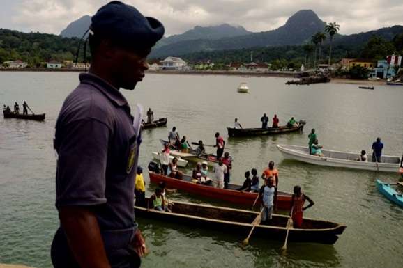 Врятувати вдалося 65 людей - У Нігерії перекинулося судно, десятки загиблих