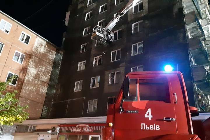 У Львові через пожежу евакуювали 100 мешканців багатоповерхівки