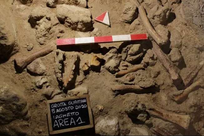 Археологи знайшли в печері біля Риму кістки неандертальців, які стали жертвам гієн