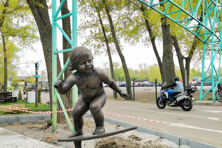 До Дня Києва у столиці з’явиться нова скульптура від автора малюків на Поштовій (фото)