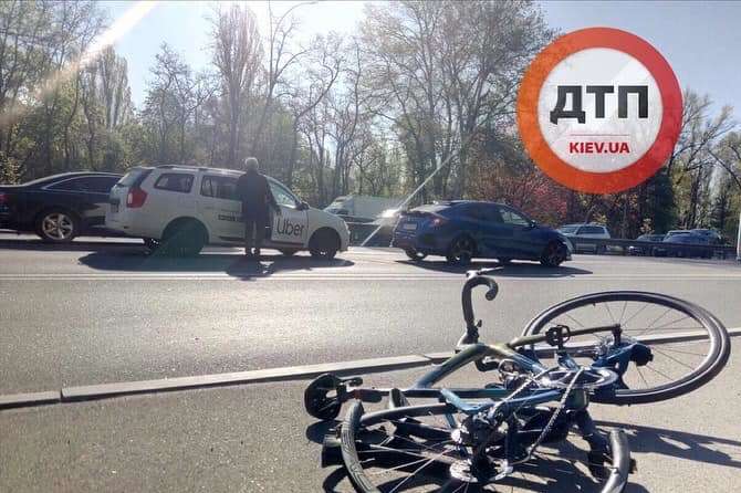 У Києві таксі Uber збило велосипедиста (фото)