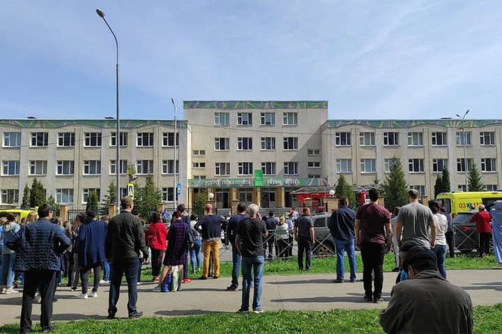 У Росії озброєні учні влаштували стрілянину в школі. Є загиблі (відео)