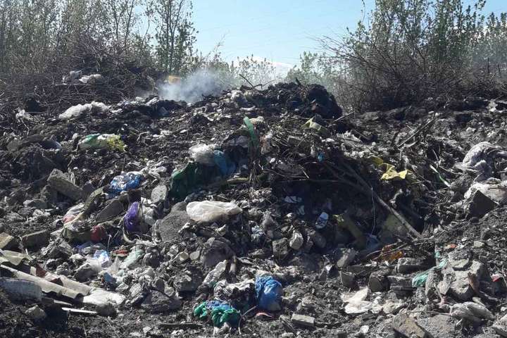 На Київщині майже сім годин горів сміттєвий полігон