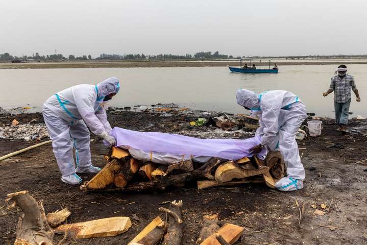 В Індії на берег річки вимило десятки тіл: названо моторошну причину