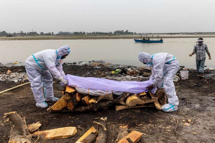 В Индии на берег реки вымыло десятки тел: названо жуткую причину