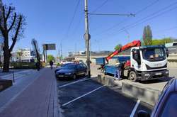 Скандальну ділянку знищеної в Києві велодоріжки огородили бетонними блоками (фото)