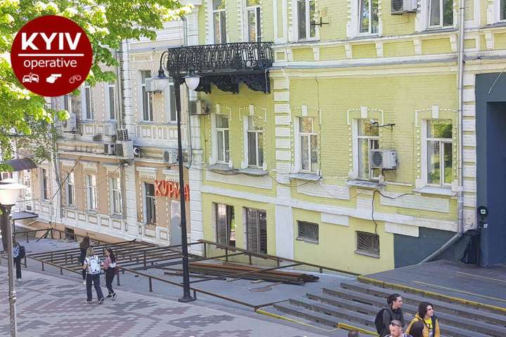 У центрі Києва на місці знесеної прибудови до ресторану монтують новий МАФ