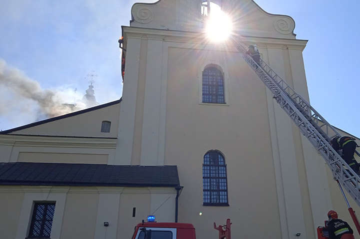 Масштабна пожежа у Білорусі: горить Будславський костел, обвалився дах будівлі