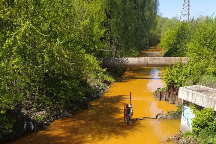 Річка Либідь стала жовтою, фахівці шукають причину (фото)