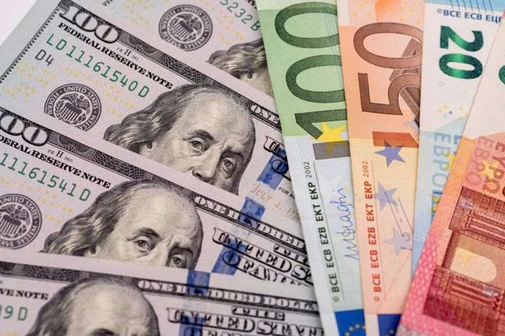 НБУ знизив курс долара, євро у продажу виріс