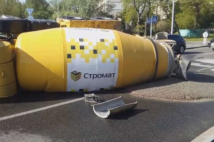 У Києві перекинулась вантажівка: бетоном залито пів дороги (фото, відео)
