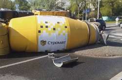У Києві перекинулась вантажівка: бетоном залито пів дороги (фото, відео)
