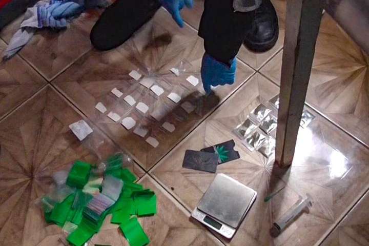 Поліція затримала киянина, який збував особливо небезпечні наркотики (фото, відео)
