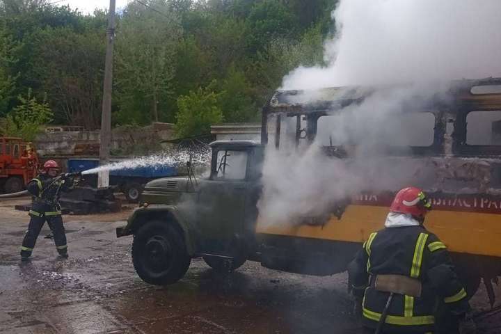У столиці згоріла спеціальна вантажівка «Київпастрансу» (фото)