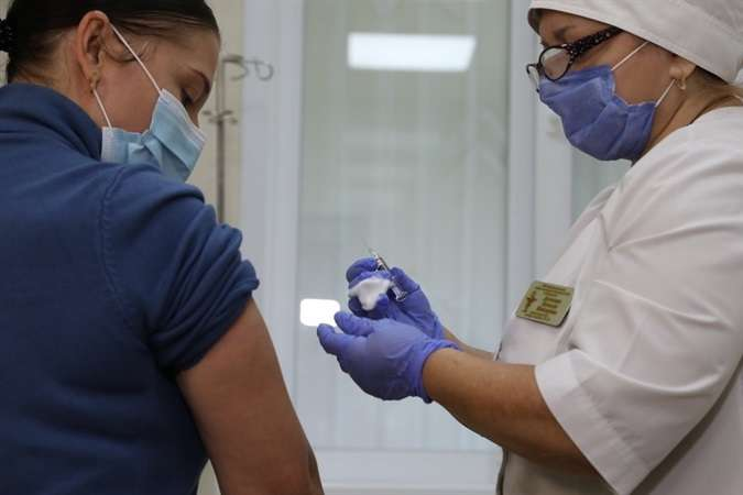 Шмыгаль сообщил, когда вакцинируют людей из очереди в «Дии»