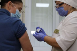 Шмыгаль сообщил, когда вакцинируют людей из очереди в «Дии»