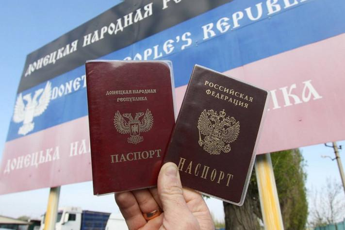 Росія прискорює роздачу своїх паспортів у Криму та на Донбасі