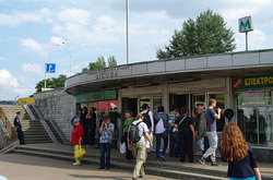 У Києві жінка народила у переході станції метро