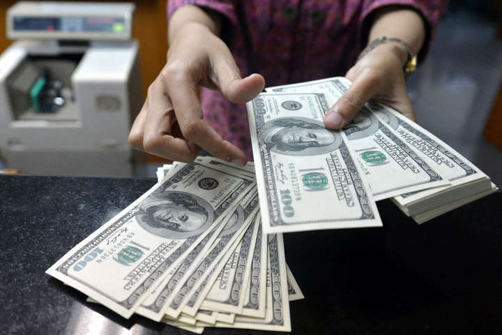 У квіті українці продали банкам максимальний за шість років обсяг валюти