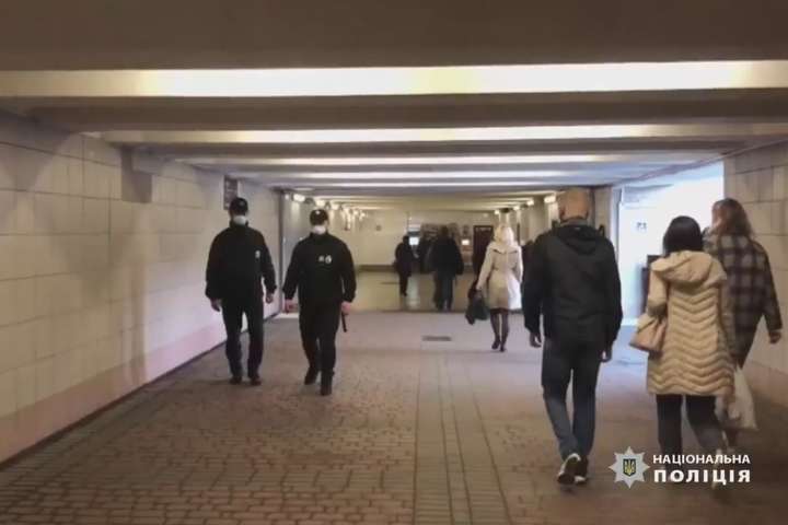 З’явилося відео, як жінка народила у переході київського метро
