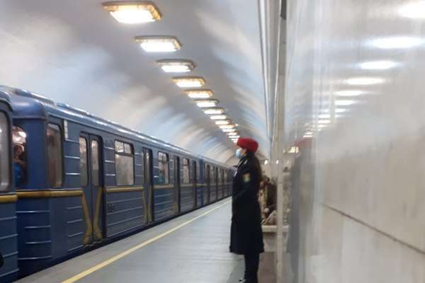 Київські метрополітенівці «затягують пояси» через брак коштів