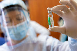 Вакцинація проти коронавірусу триває в Україні з 24 лютого