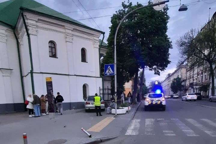 У Києві п’яний водій врізався у пам’ятку архітектури (фото)