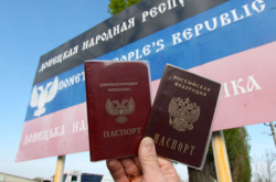 Евросоюз обеспокоен выдачей местным жителям на Донбассе паспортов РФ