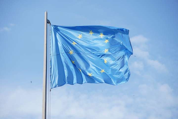 До Дня Європи біля Київської обладміністрації підняли прапор ЄС (фото)