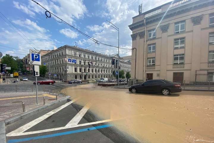 Центром Києва текла річка брудної гарячої води (відео)