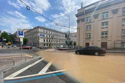 Центром Києва текла річка брудної гарячої води (відео)