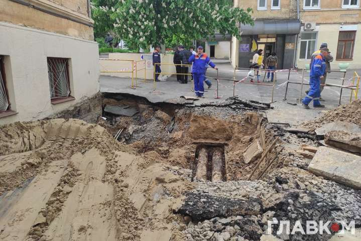 Авария в центре Киева: на месте прорыва вырыли огромный котлован (фото)