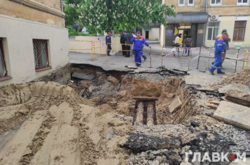 Авария в центре Киева: на месте прорыва вырыли огромный котлован (фото)